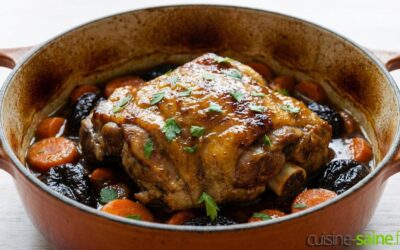Épaule d’agneau fondante aux carottes, pruneaux et miel