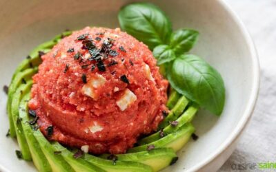 Sorbet de tomates à la feta et basilic sur lit d’avocat