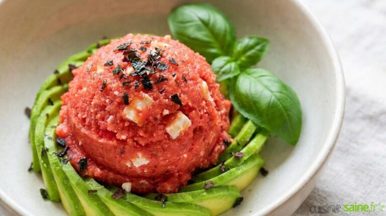 Sorbet de tomates à la feta et basilic sur lit d'avocat