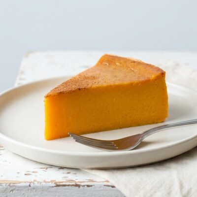 Part de flan à la courge butternut sans gluten ni lactose, texture lisse et fondante