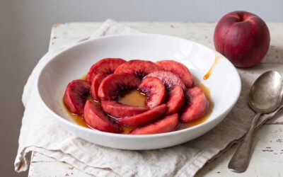 Pêches de vigne pochées au caramel sans gluten ni lactose