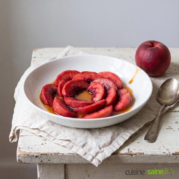 Pêches de vigne pochées au caramel