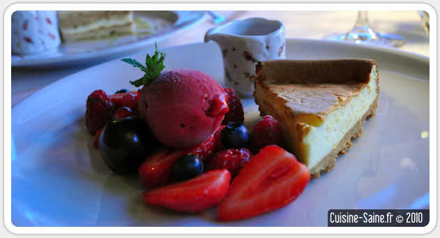 Fraîcheur de fruits rouges d'été, cheese cake tiède et sorbet framboises