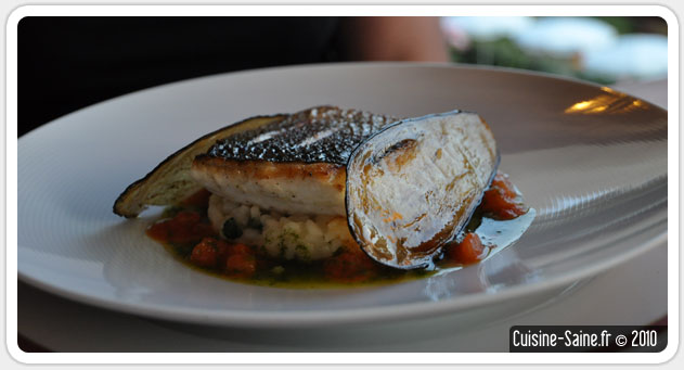 Dos de bar cuit lentement sur la peau, risotto au basilic et tomates en sauce vierge