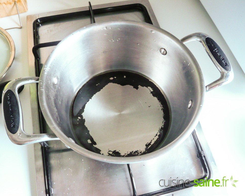 Nettoyer une casserole brûlée – Récupérer une casserole carbonisée - étape 1