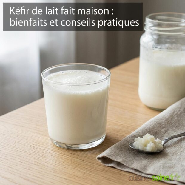 Kéfir de lait maison servi dans un verre, avec des grains de kéfir