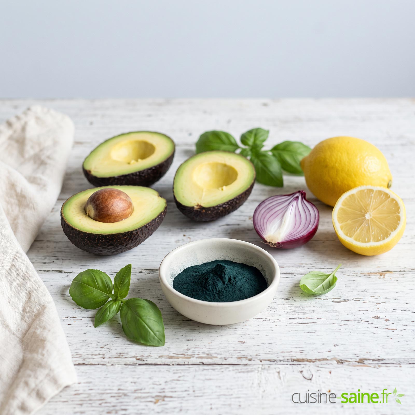 Ingrédients du guacamole à la spiruline : avocats, citron, oignon rouge, basilic et spiruline en poudre