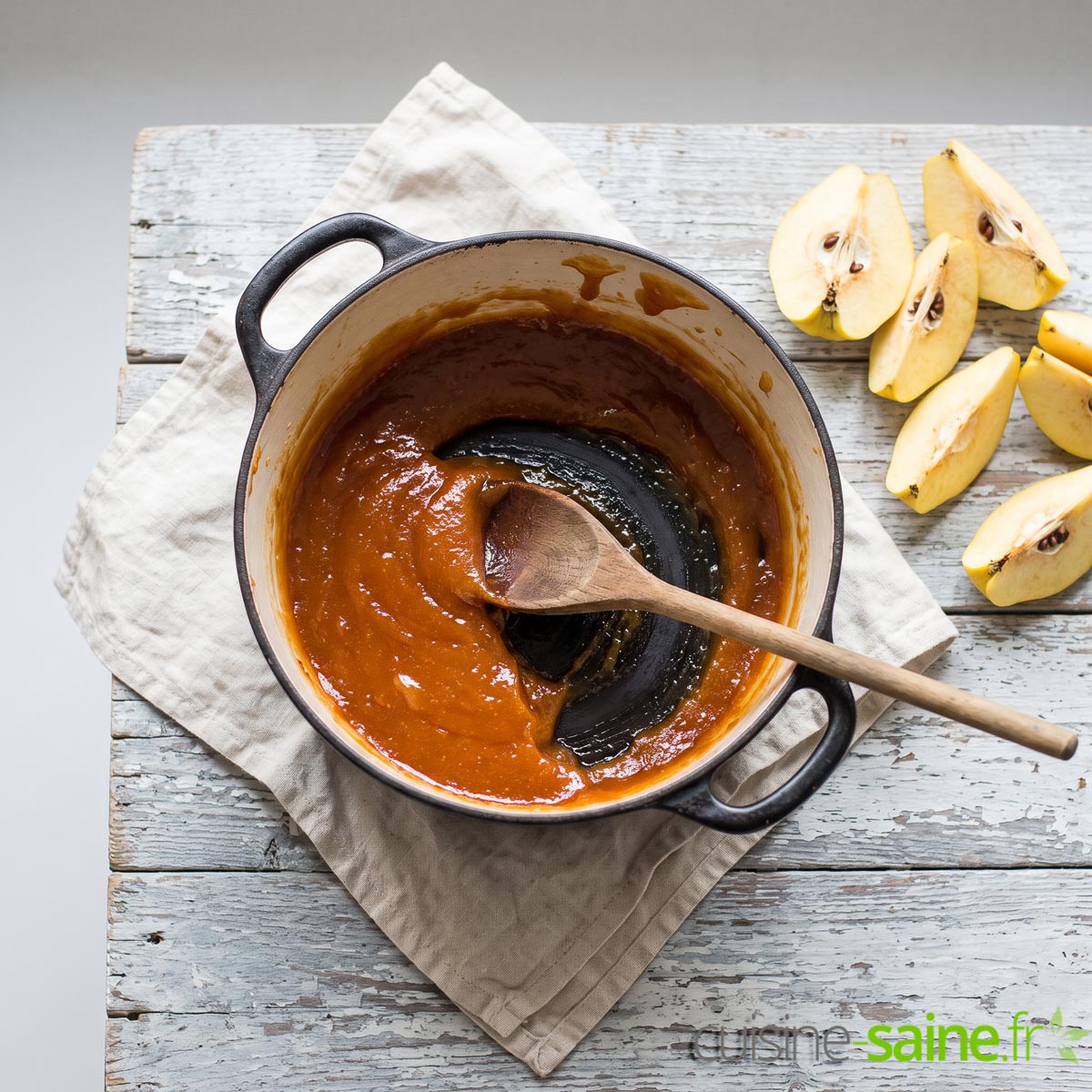 Pâte de coing en fin de cuisson dans une cocotte en fonte, épaisse et ambrée