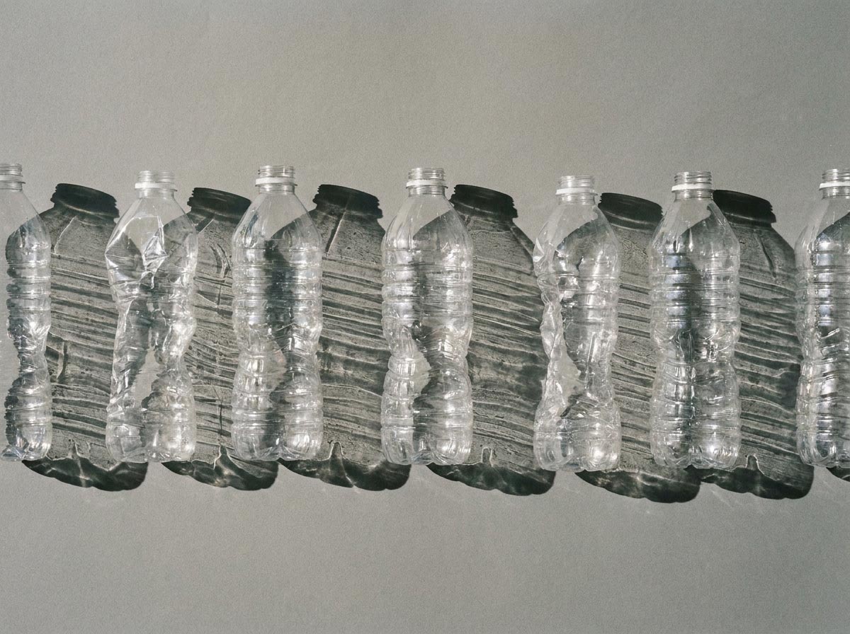 Packs de bouteilles d'eau en plastique alignés en rayon