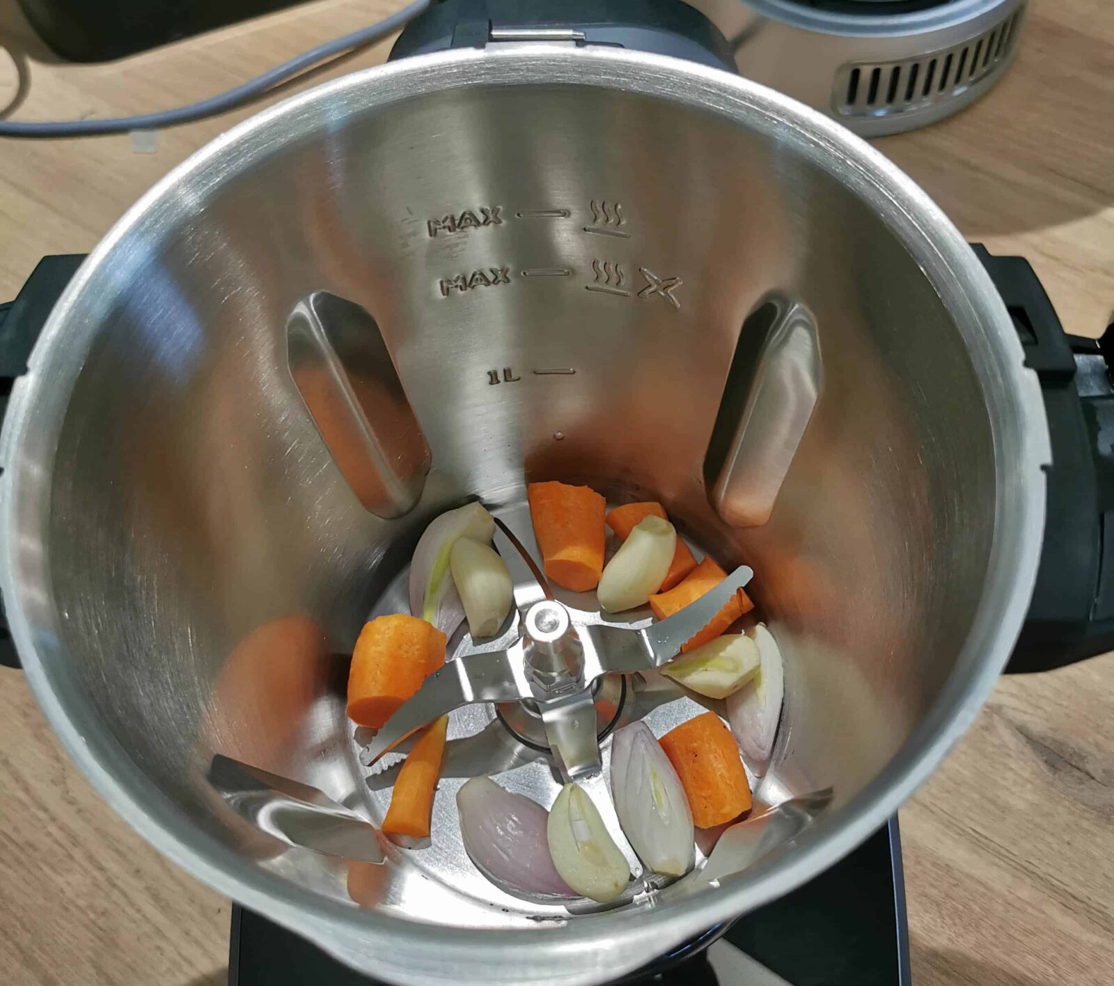 légumes dans le bol du robot connecté