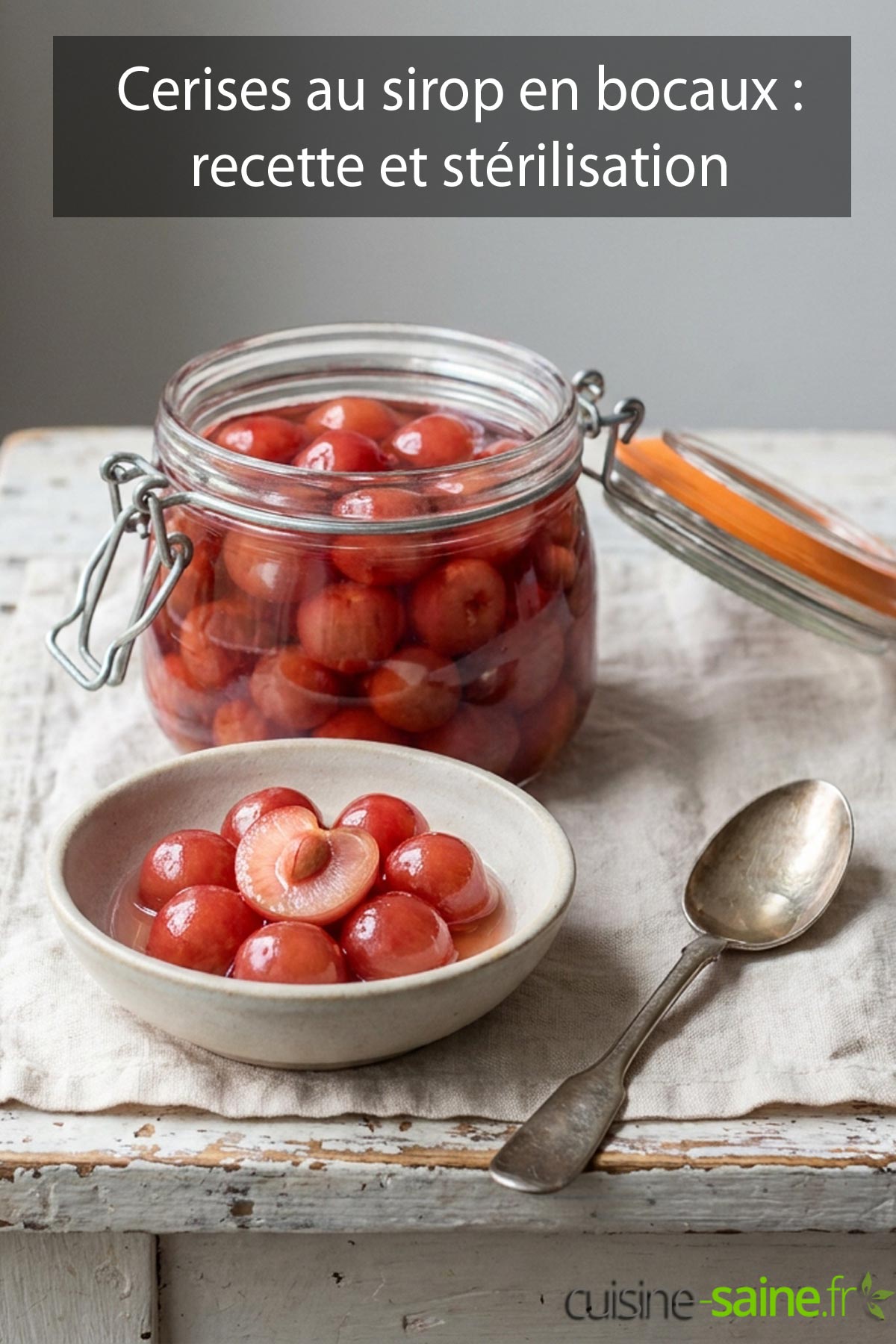bocal de cerises ouvert posé sur une table