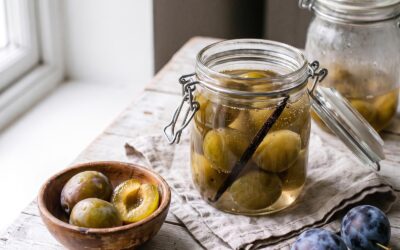 Bocaux de prunes au sirop maison