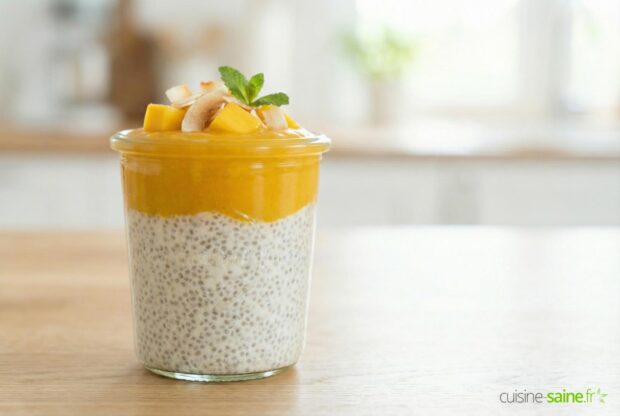 Pudding de chia coco et coulis de mangue