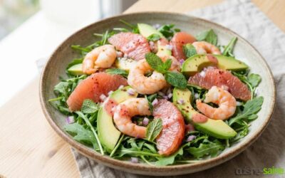 Salade pimpante de crevettes, pamplemousse rose et avocat