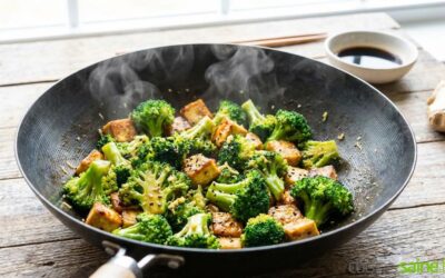 Wok de brocolis au sésame et feta végétale