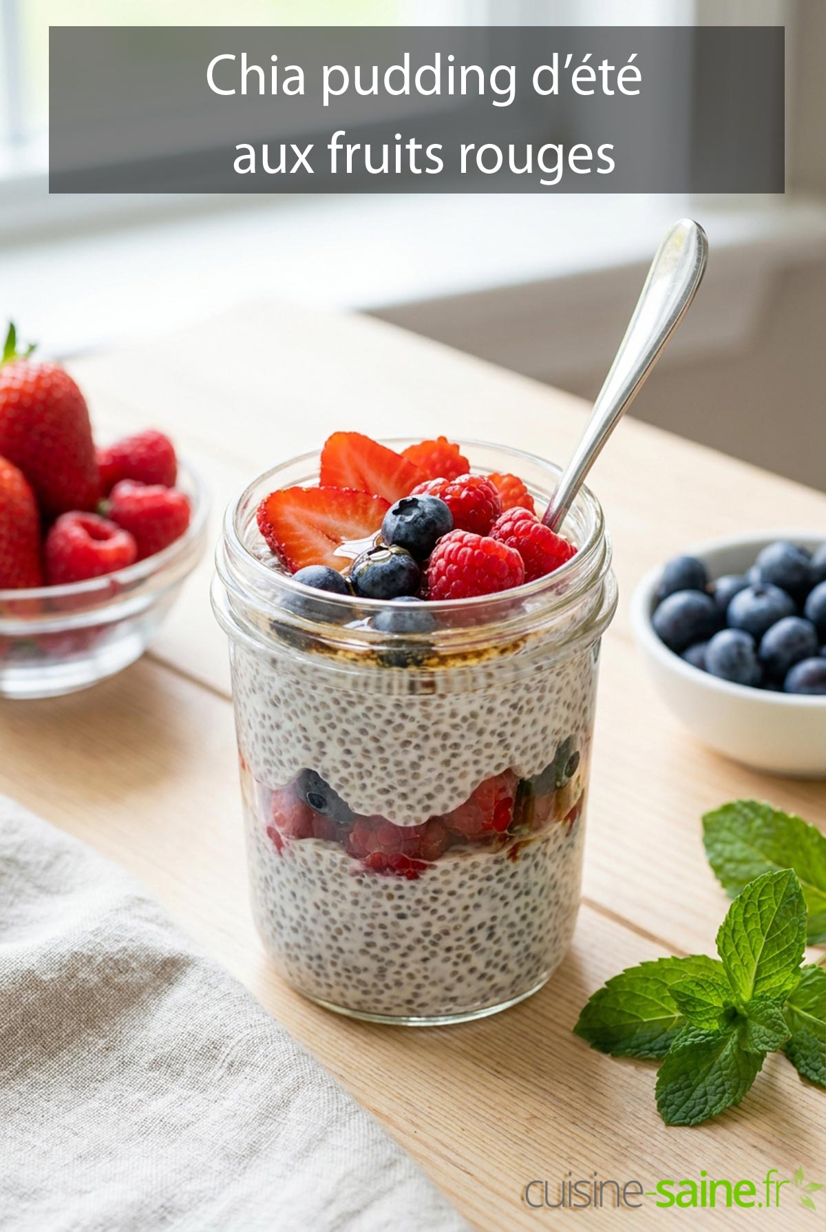 Mon chia pudding d'été prêt à être dégusté avec des fruits frais