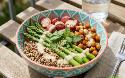 Poke bowl végétarien de mai aux légumes de printemps
