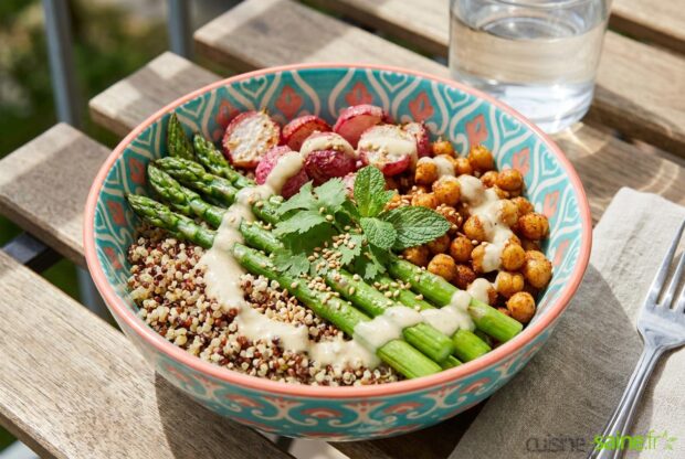 Poke bowl végétarien de mai aux légumes de printemps
