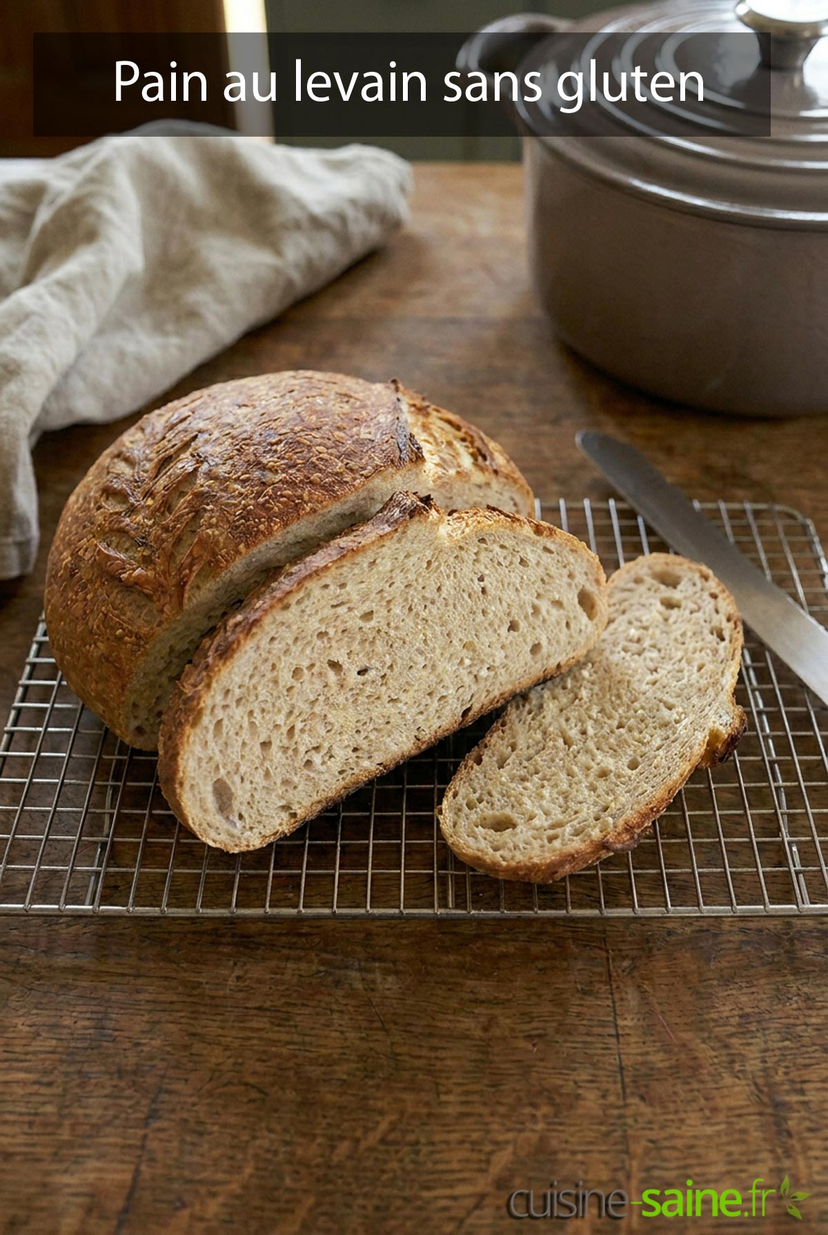 Un pain au levain sans gluten à la croûte dorée et croustillante, prêt à être dévoré