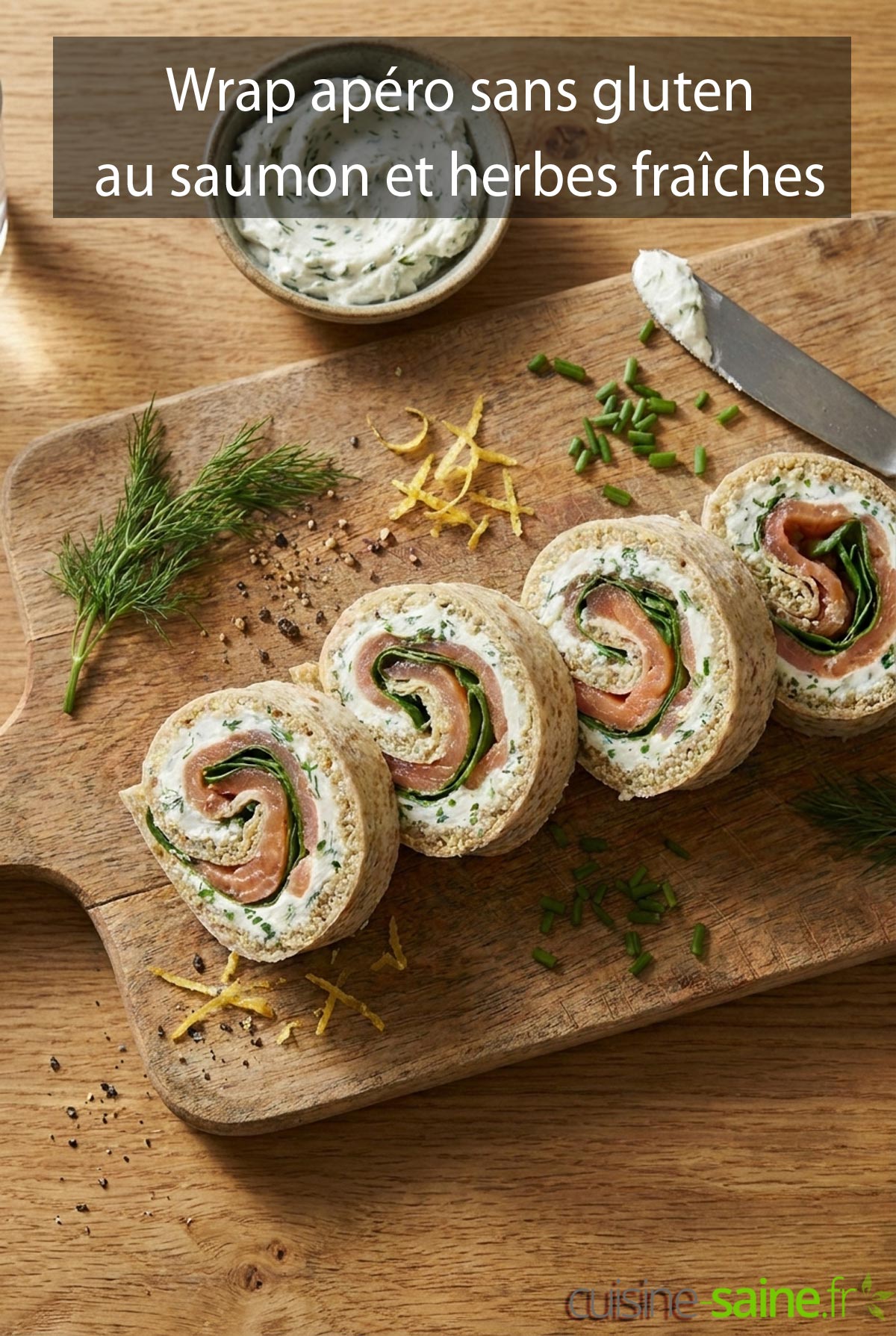 Roulés de wrap apéro sans gluten au saumon et herbes présentés sur une planche en bois