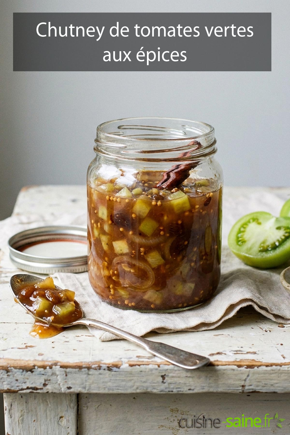 Bocal ouvert de chutney de tomates vertes aux épices posé sur une table