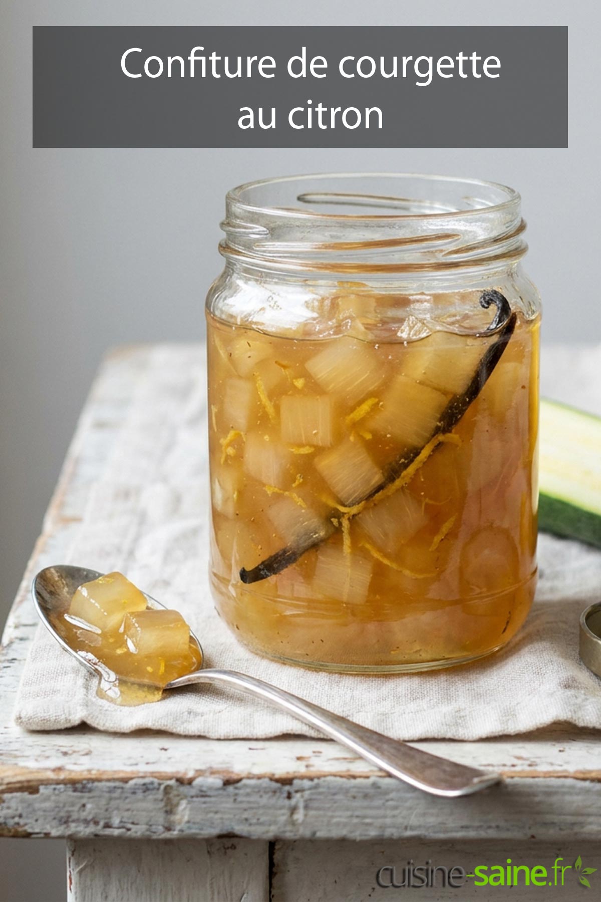 bocal de confiture de courgette ouvert, posé sur une table