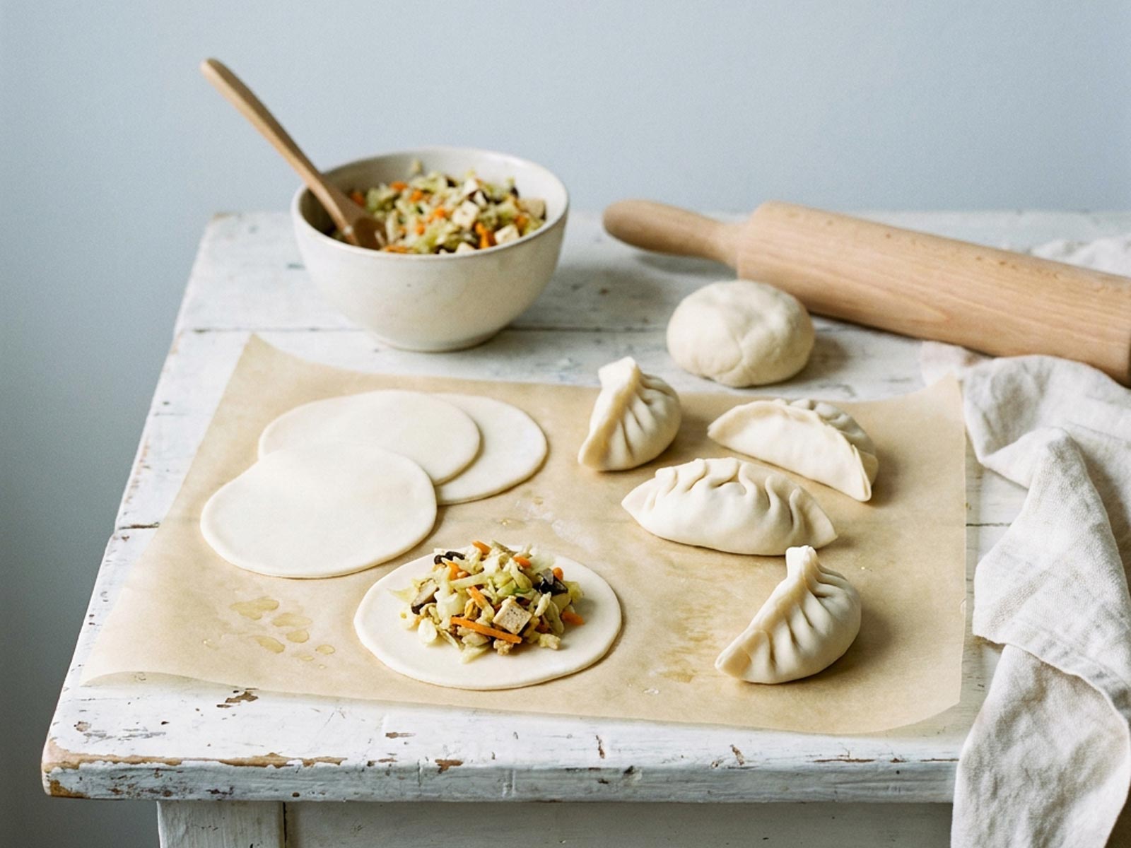 Pliage des raviolis de chou sans gluten, disques de pâte translucide et farce au chou