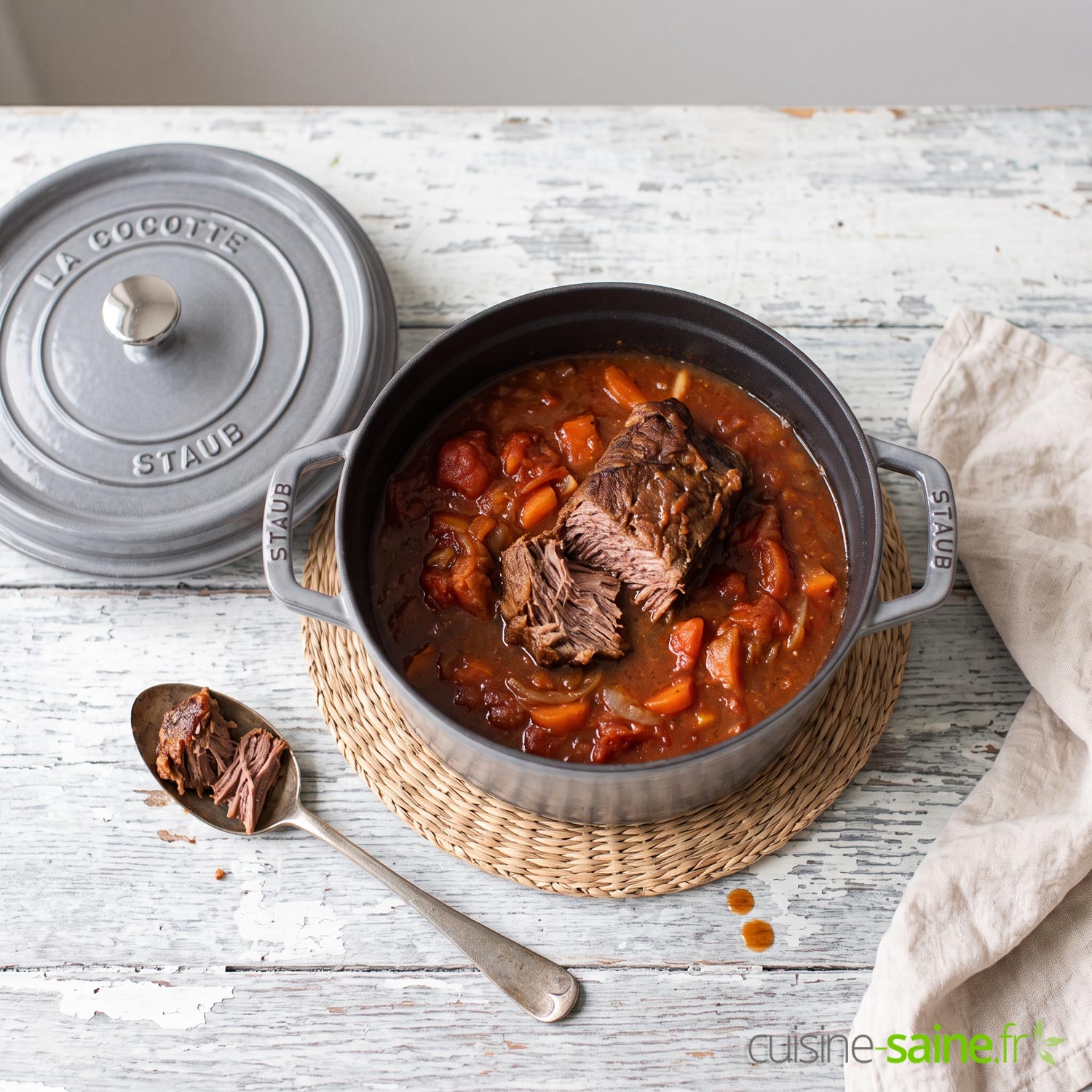 Cocotte en fonte émaillée contenant un plat mijoté à la tomate