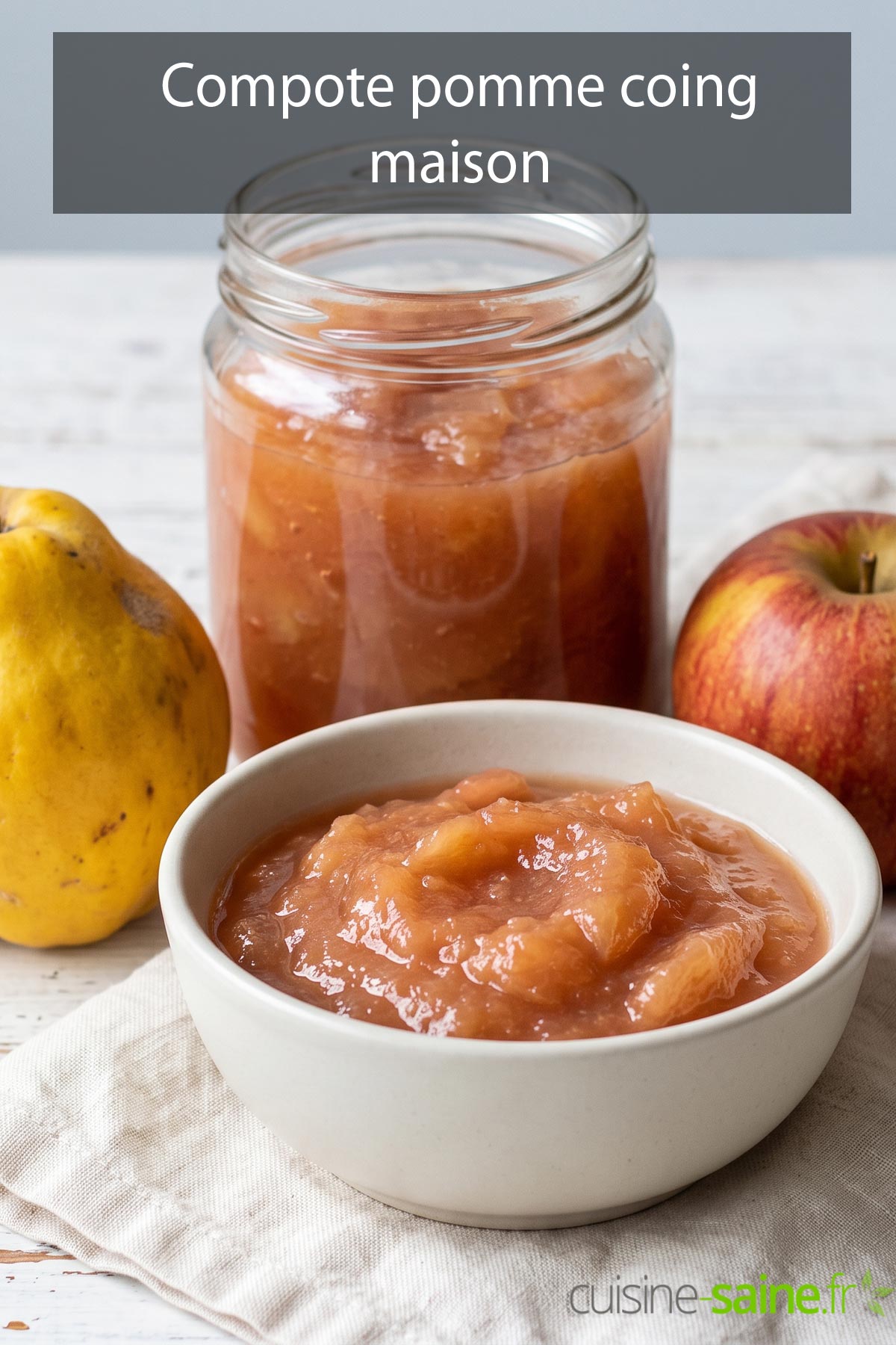 Compote pomme coing maison ambrée et rosée dans un bocal en verre, avec des coings et des pommes