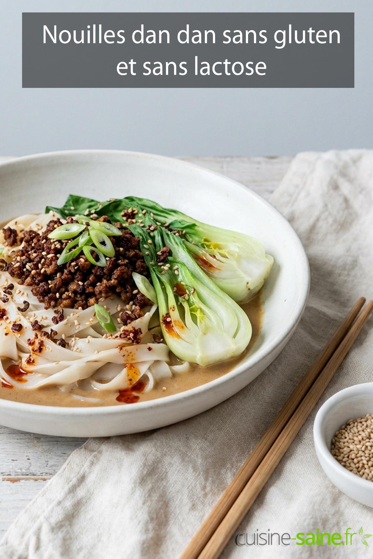 Bol de nouilles dan dan sans gluten aux nouilles de riz, porc haché croustillant et huile pimentée