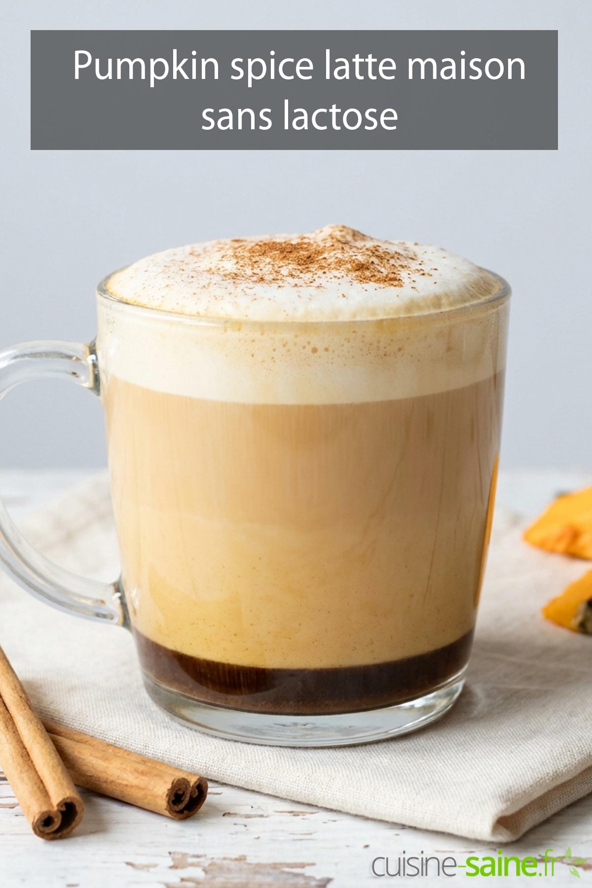 Recette de pumpkin spice latte maison sans lactose, mousse de lait végétal saupoudrée d'épices