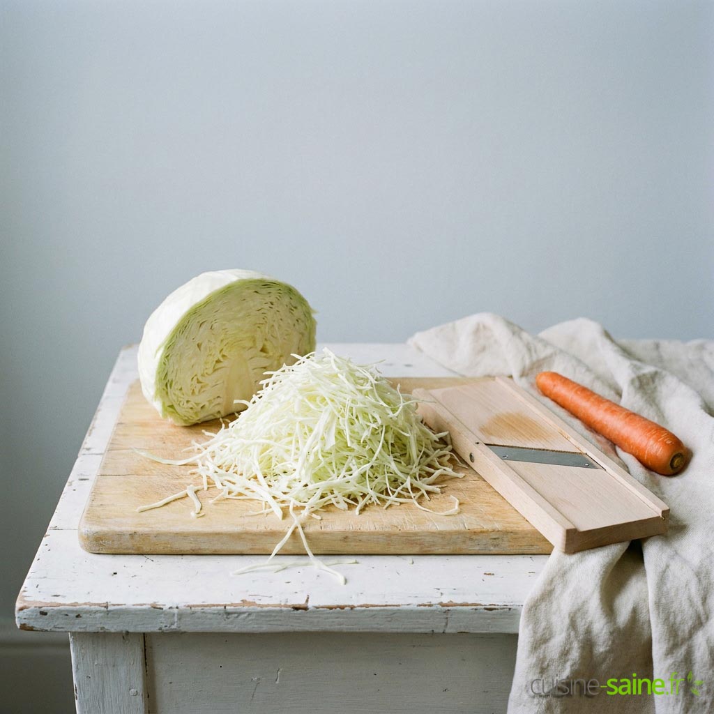 Chou blanc émincé très finement à la mandoline pour une salade de chou japonaise